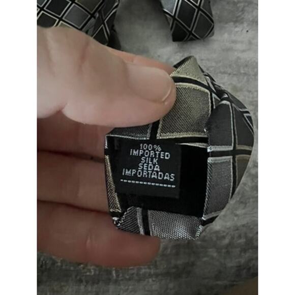 Nieman Marcus mens tie w square pattern 100% imported silk - Picture 4 of 4